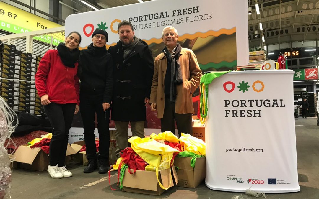 Portugueses orgulhosos do produto nacional, no mercado de Rungis, Paris